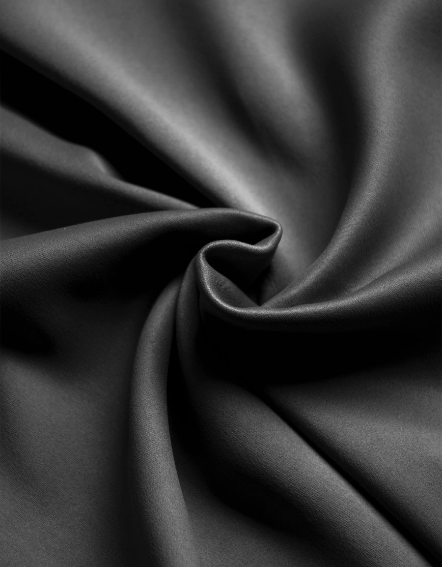 Närbild på svart mörkläggande gardin