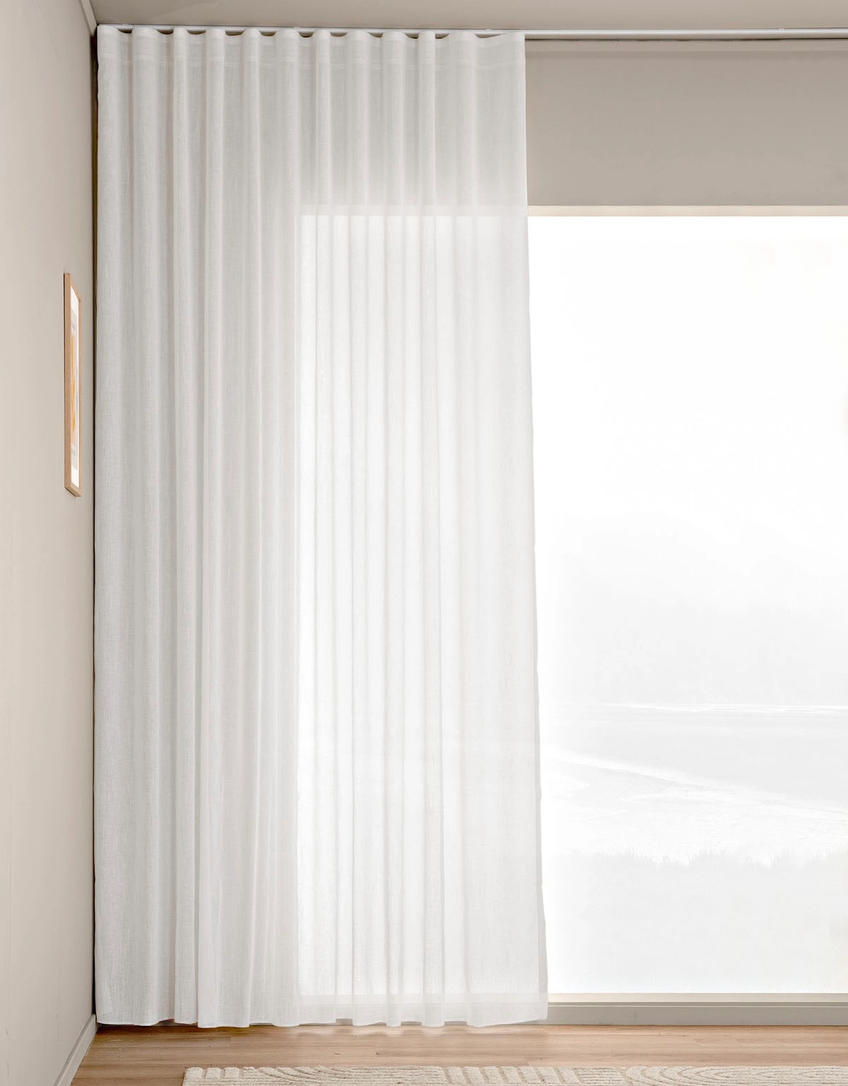 Avskärmande vit gardin i dubbelbredd med struktur i tyget