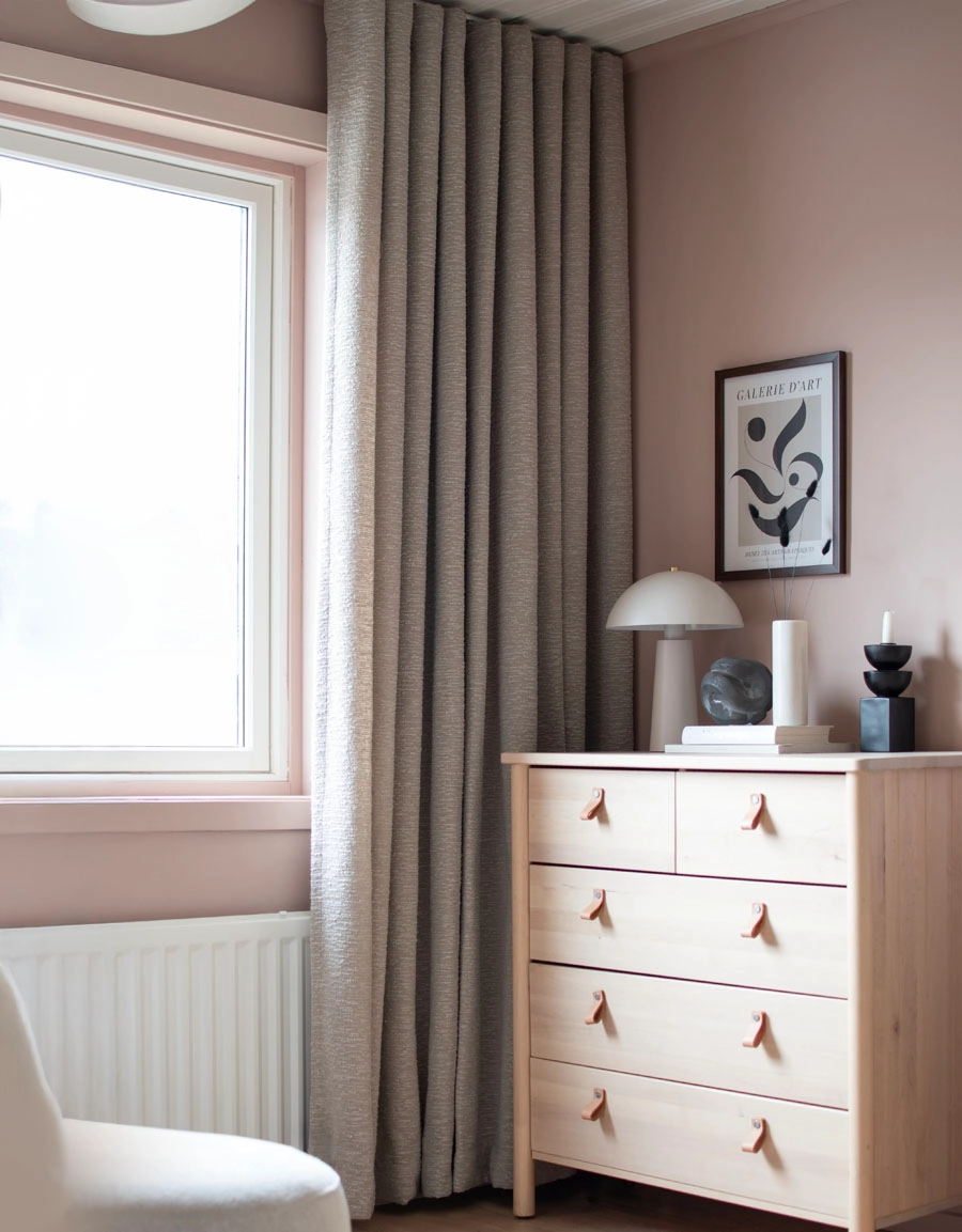 Bouclégardin Hilma, taupe, måttillverkad