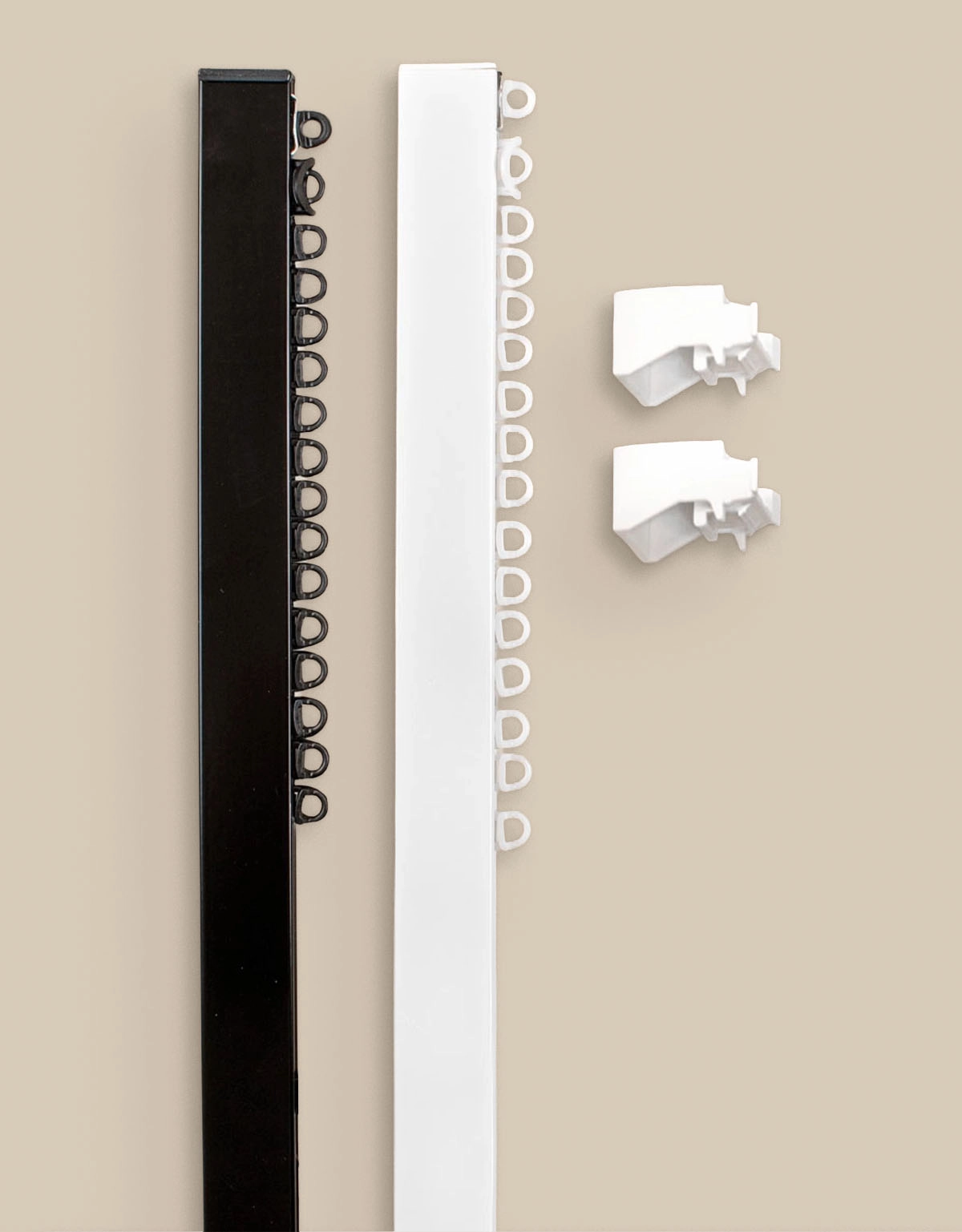 Svart och vit gardinskena Alex med takfästen