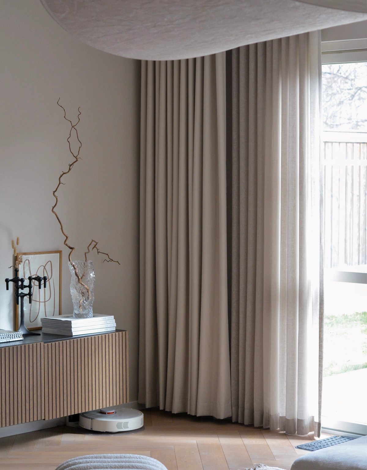 Dubbla beiga gardiner, Saga och Nova, i vardagsrum