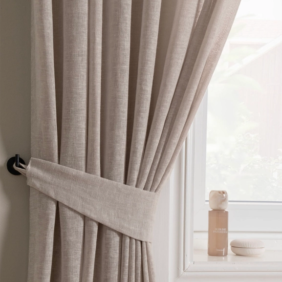 Beige gardin med matchande gardinomtag