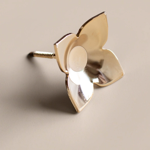 Fäste till gardinomtag i form av en guldig ros