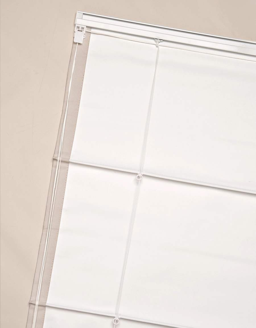 Baksida av mörkläggande hissgardin