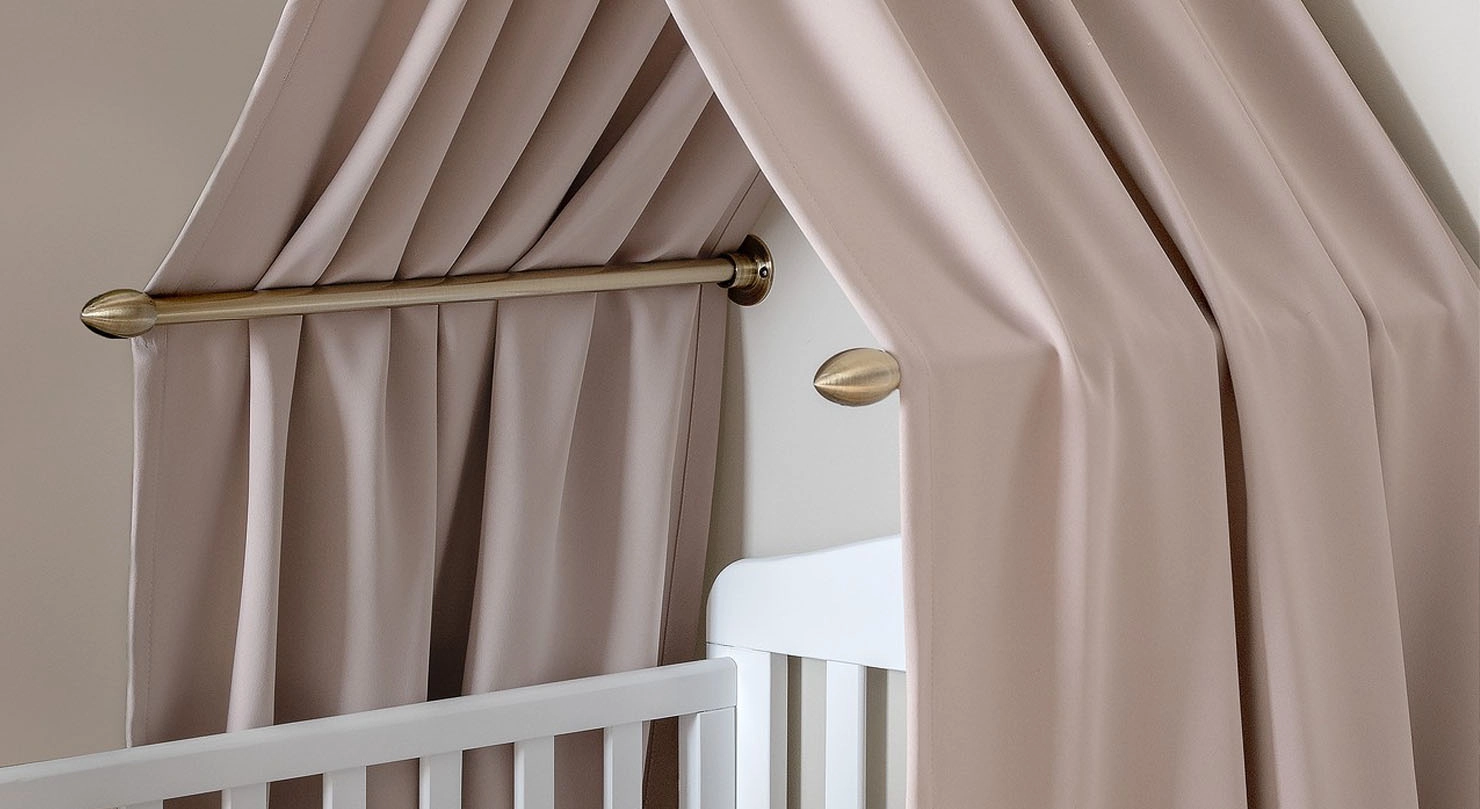 Närbild sänghimmel i beige