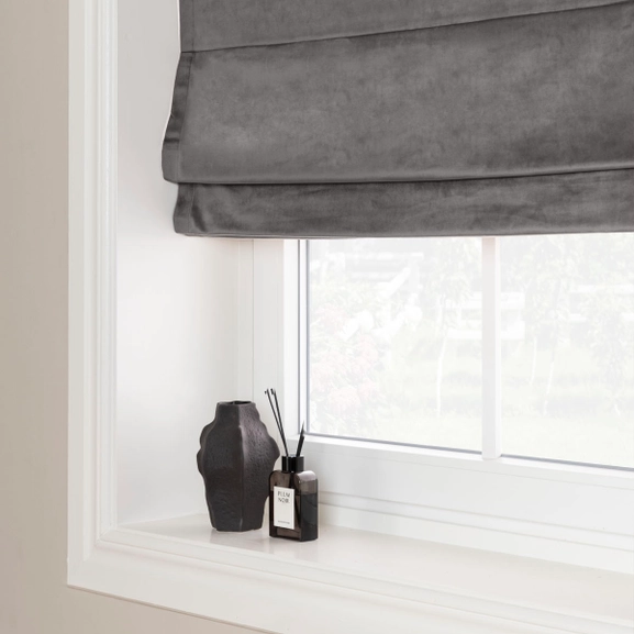 Mörkgrå hissgardin i sammet