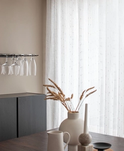 Transparent vit gardin med dekorativa knutar