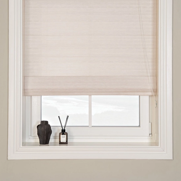 Hissgardin/rollup i varmvit färg