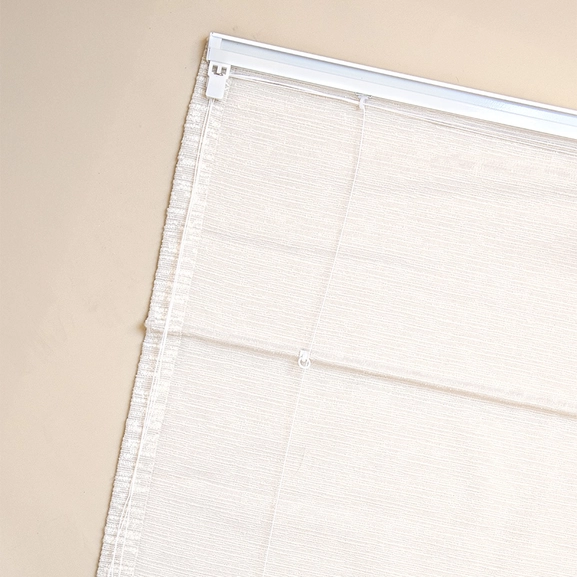 Linor på baksidan av hissgardin i boucletyg