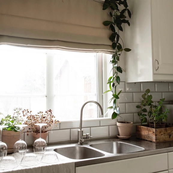 Mörkläggande beige hissgardin