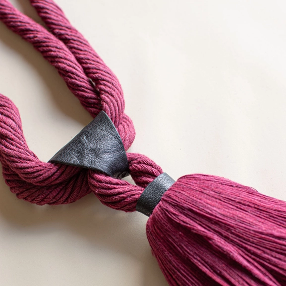 Vinröd gardintofs med läderdetalj