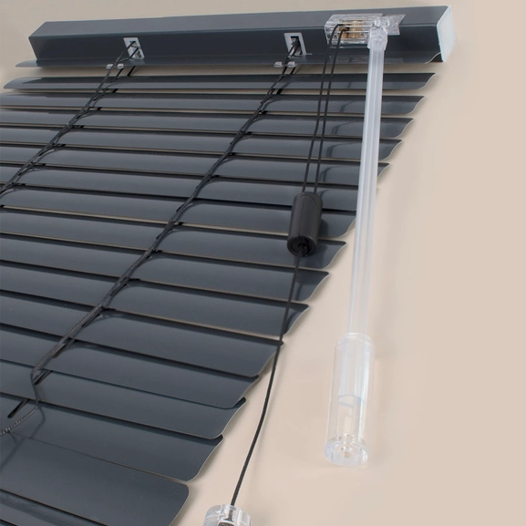 Frihängande svart persienn