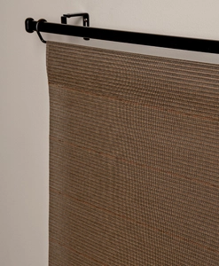 Närbild på mörkbrun panelgardin med struktur