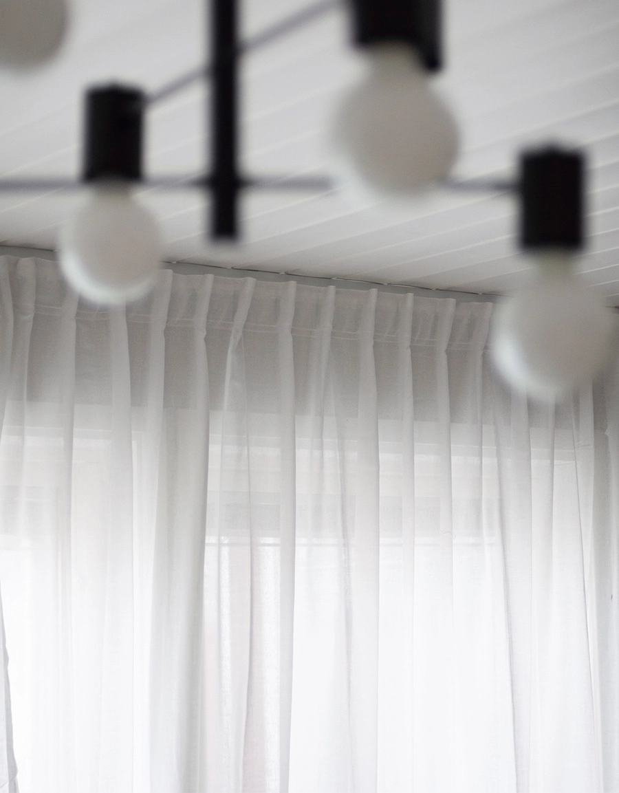 Vita gardiner med fingerkrokar