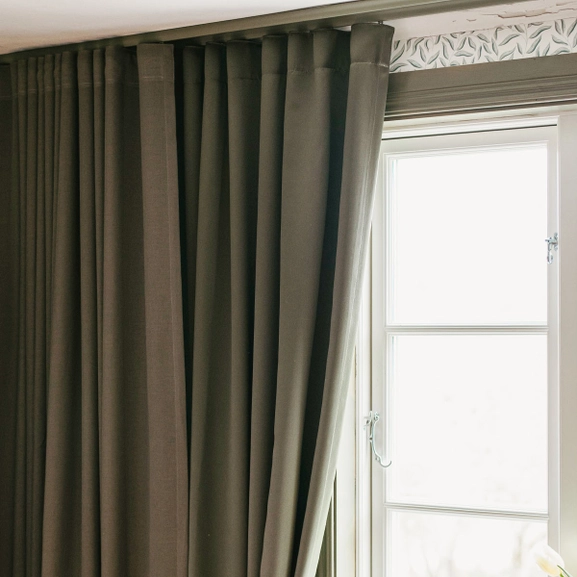 Dovgrön gardin på grön gardinskena