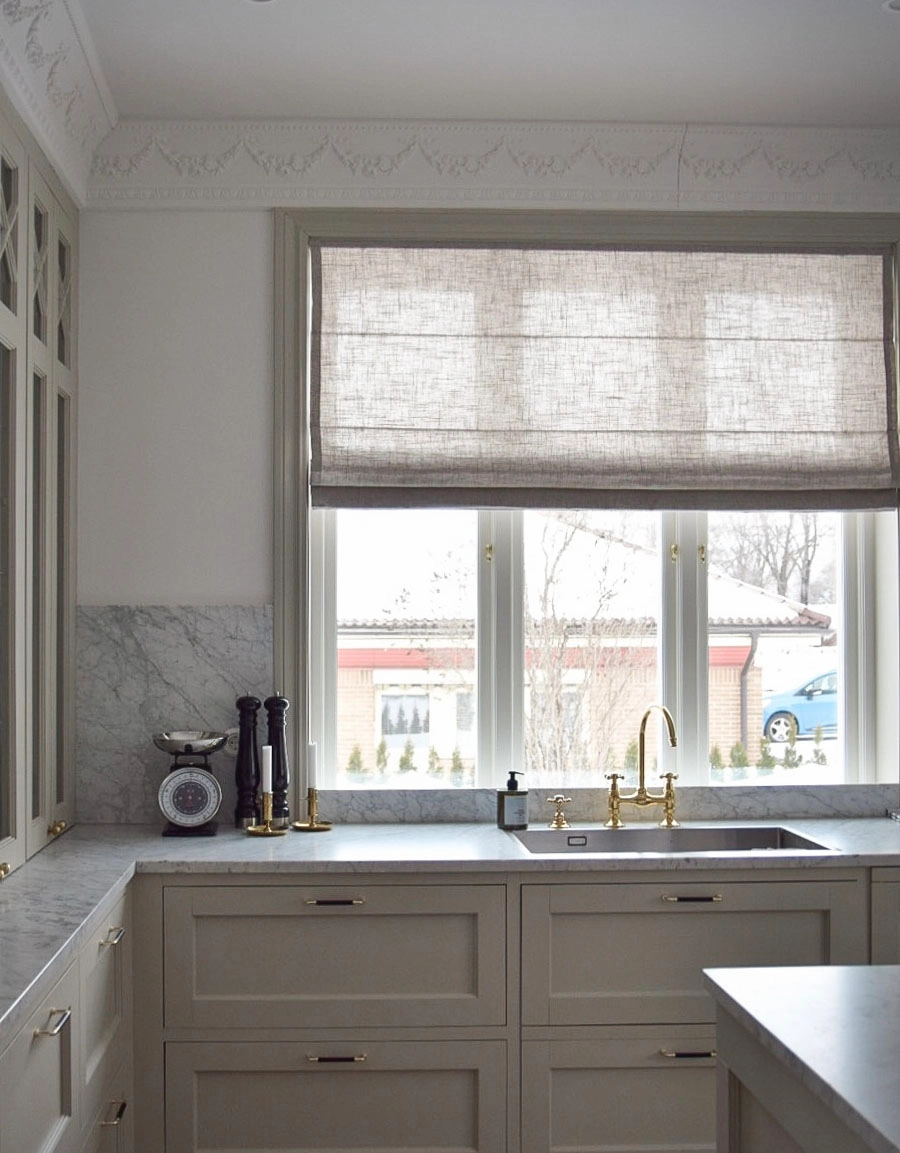 Grå hissgardin i köksfönster