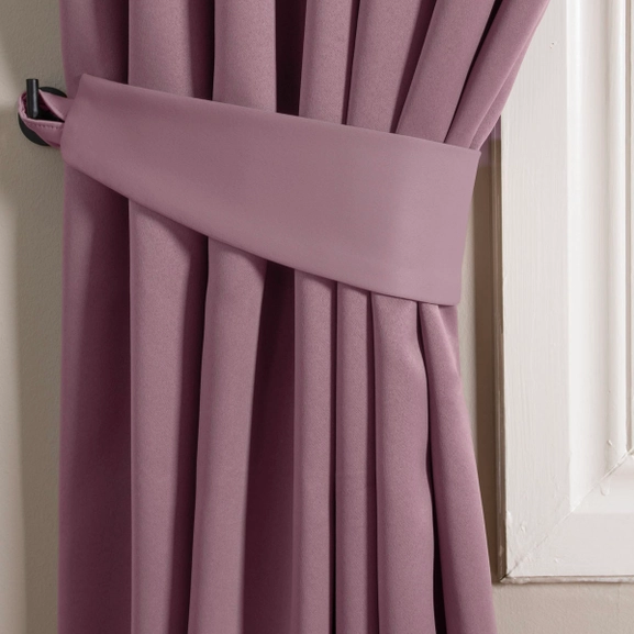 Lila mörkläggningsgardin med gardinomtag i tyg
