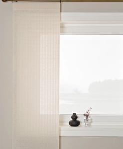 Vit panelgardin på gardinstång