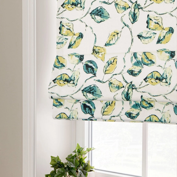 Mönstrad hissgardin i gröna och gula toner