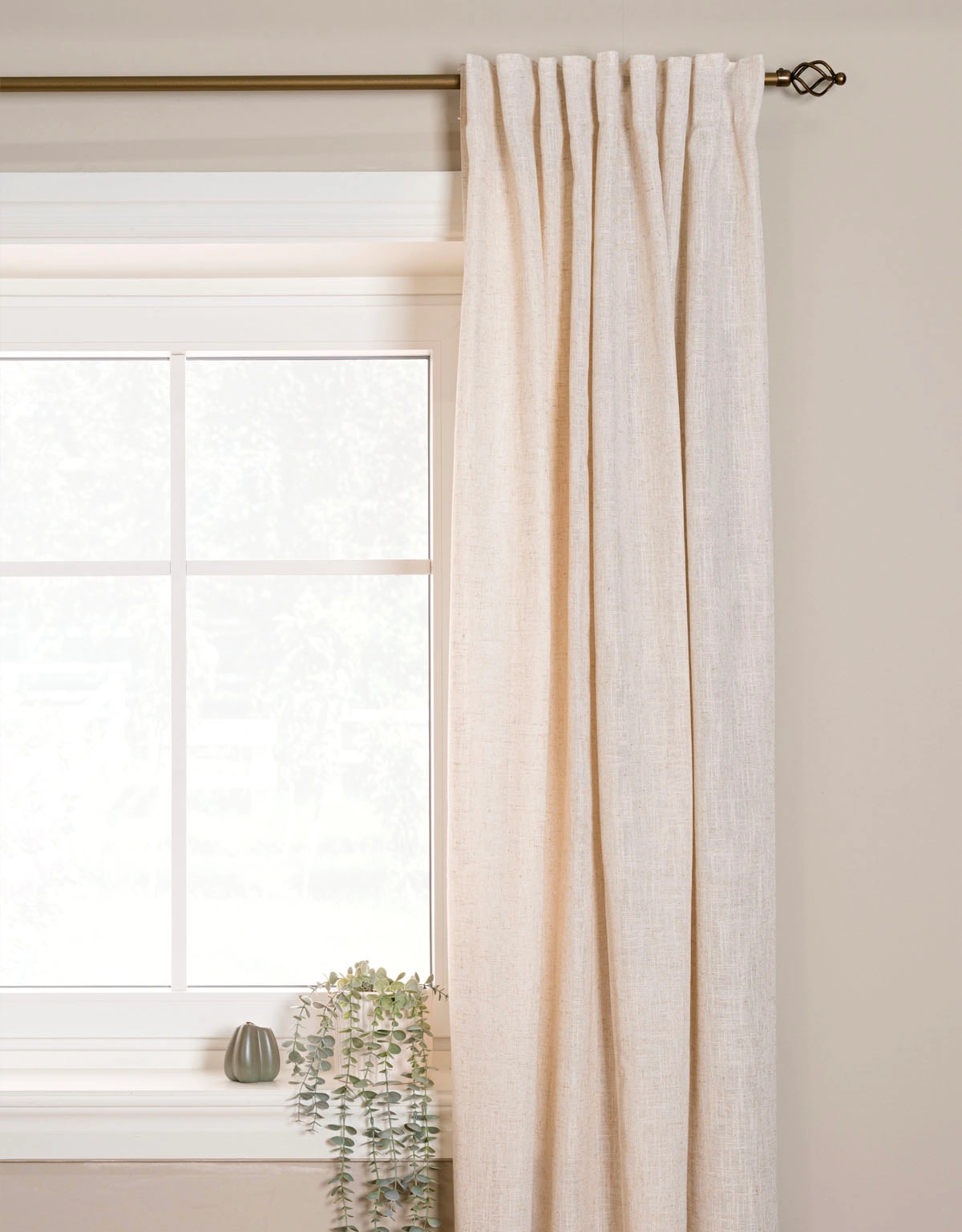 Gardinstång i klassisk stil med snirklig ändknopp