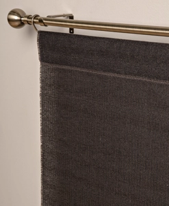 Närbild på mörkbrun rustik panelgardin