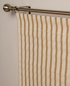 Närbild på randig rustik panelgardin i beige