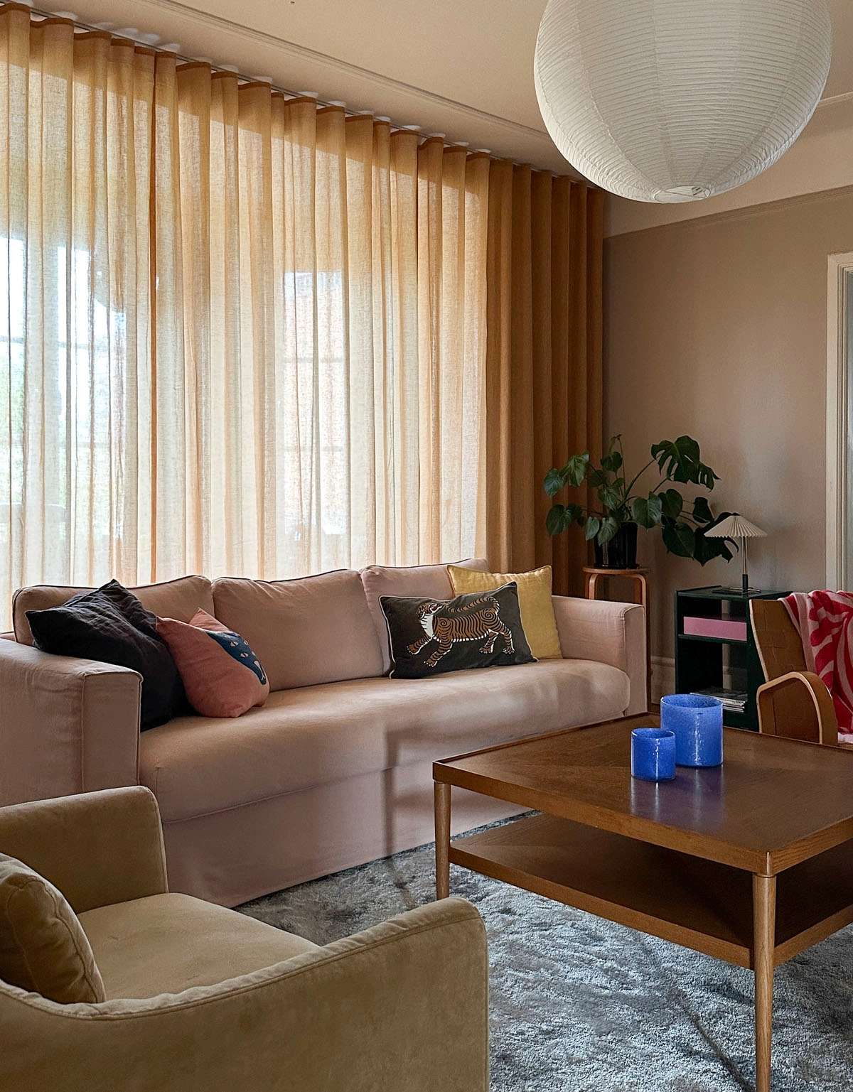 Senapsguld gardin i färgglatt vardagsrum