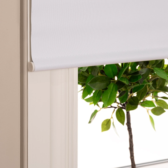 Vit mörkläggande rullgardin