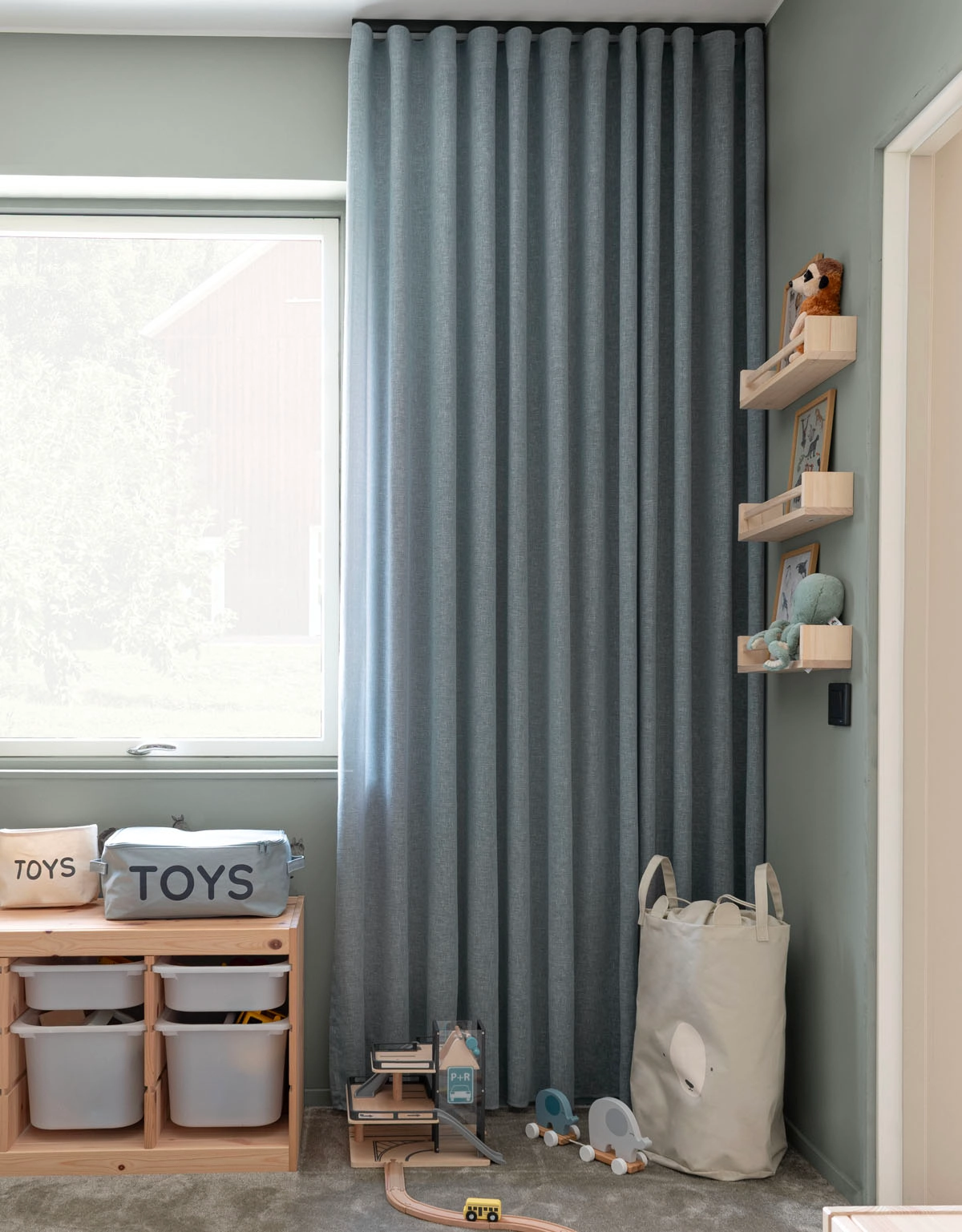 Blå, skir gardin i barnrum