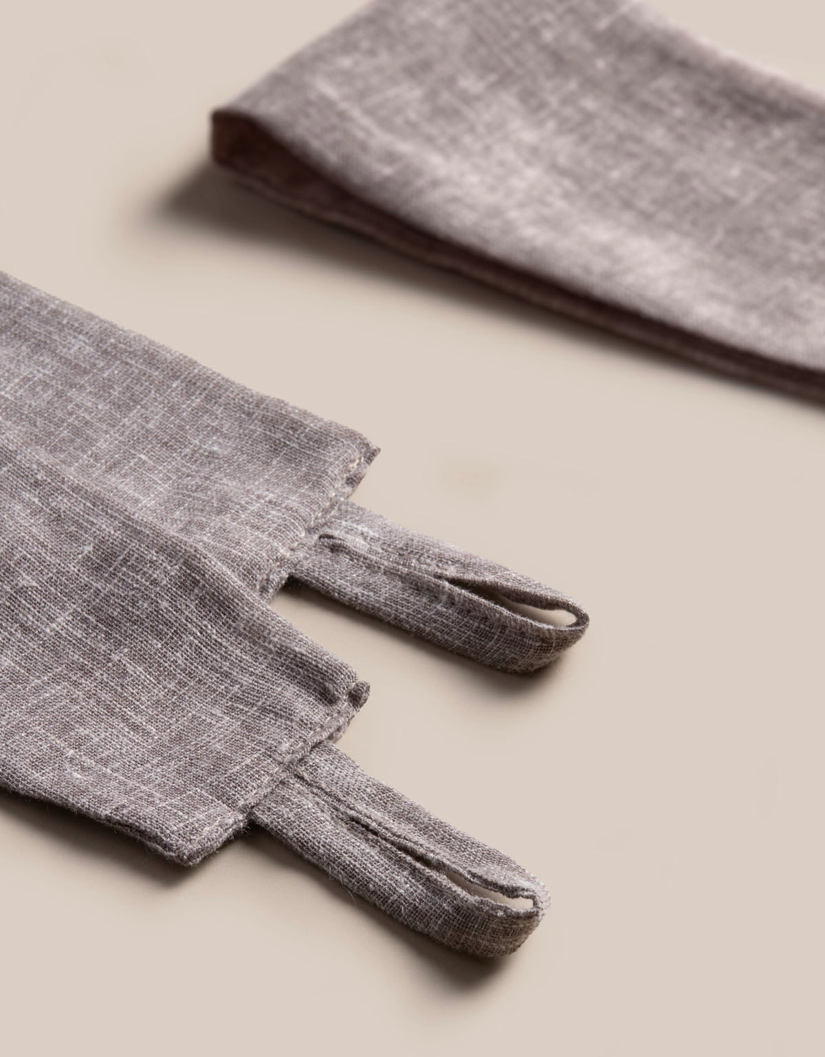 Brunt gardinomtag i tyg