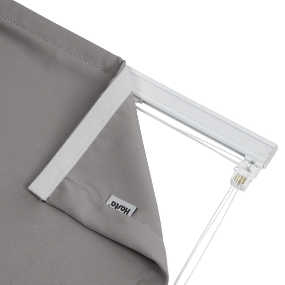 Närbild på mörkläggande hissgardin Svala, grå