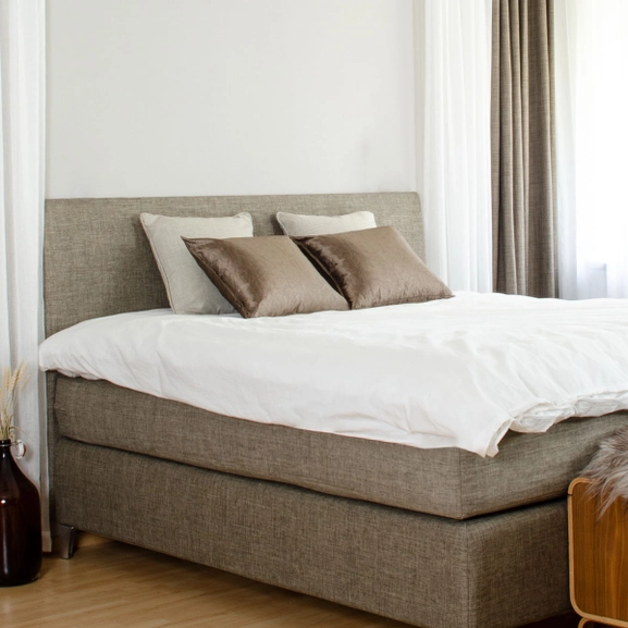 Brun sänggavel till dubbelsäng