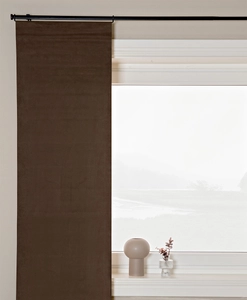 brun panelgardin med mockastruktur på gardinstång