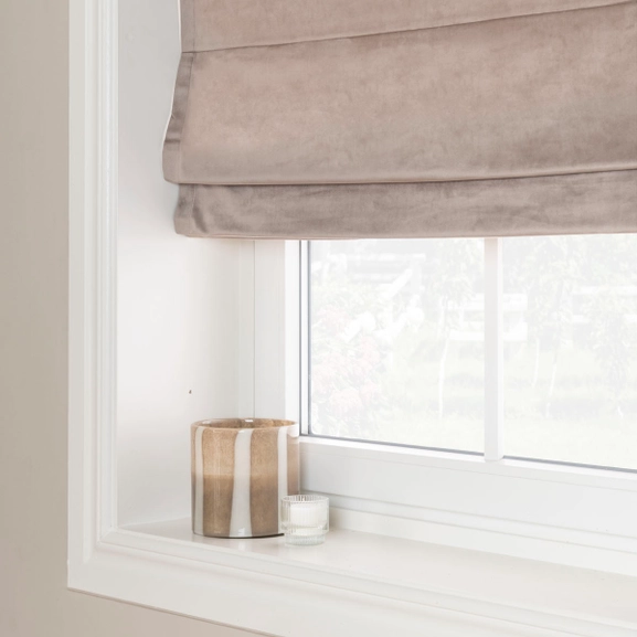 Beige hissgardin i sammet