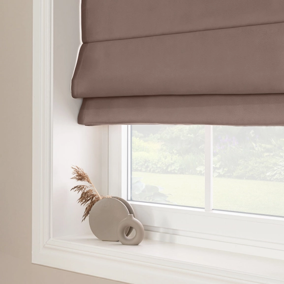 Brun mörkläggande hissgardin i framskyndat tyg