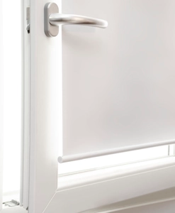 Närbild bottenlist på vit rullgardin