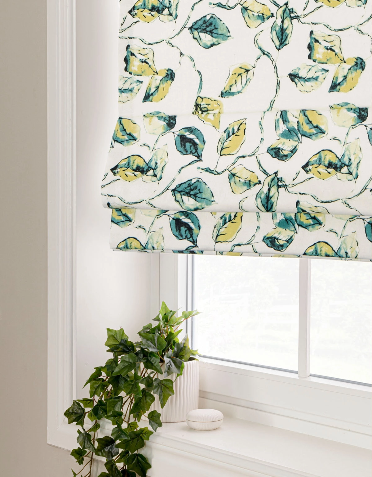 Mönstrad hissgardin i gröna och gula toner