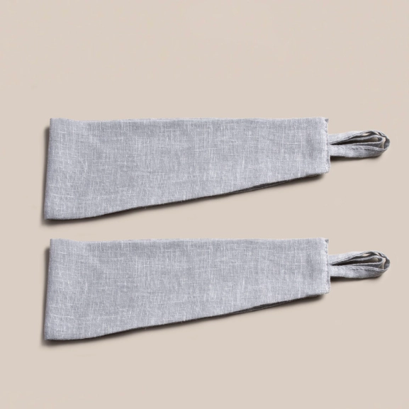 Ljusgrått gardinomtag i tyg