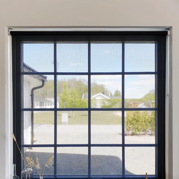 Svart rullgardin i screenväv