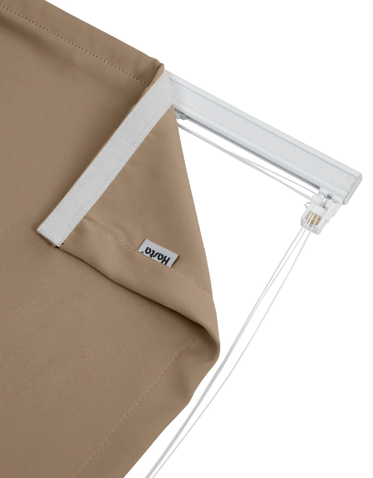 Närbild på mörkläggande hissgardin Svala, beige