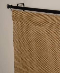 Närbild på naturfärgad rustik panelgardin