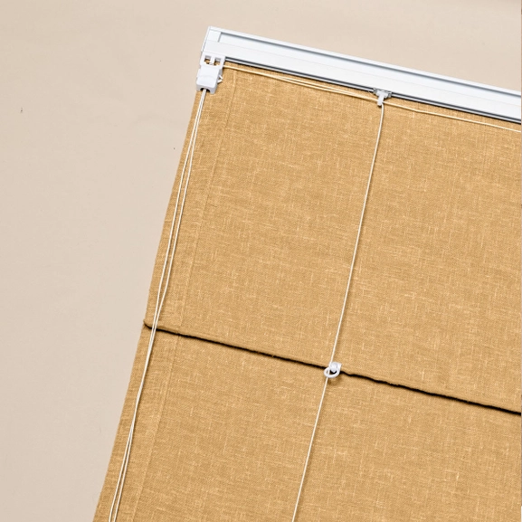 Baksidan av en hissgardin som visar mekanism med lina