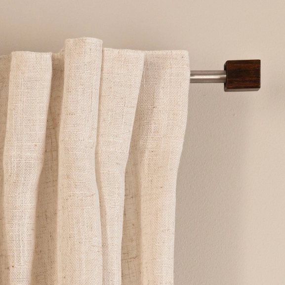 Ändknopp i kaffefärgat trä på gardinstång