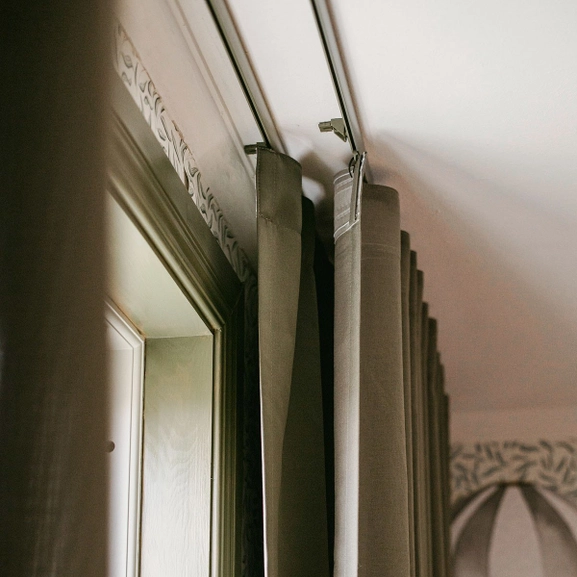 Gröna gardinskenor i dubbla rader