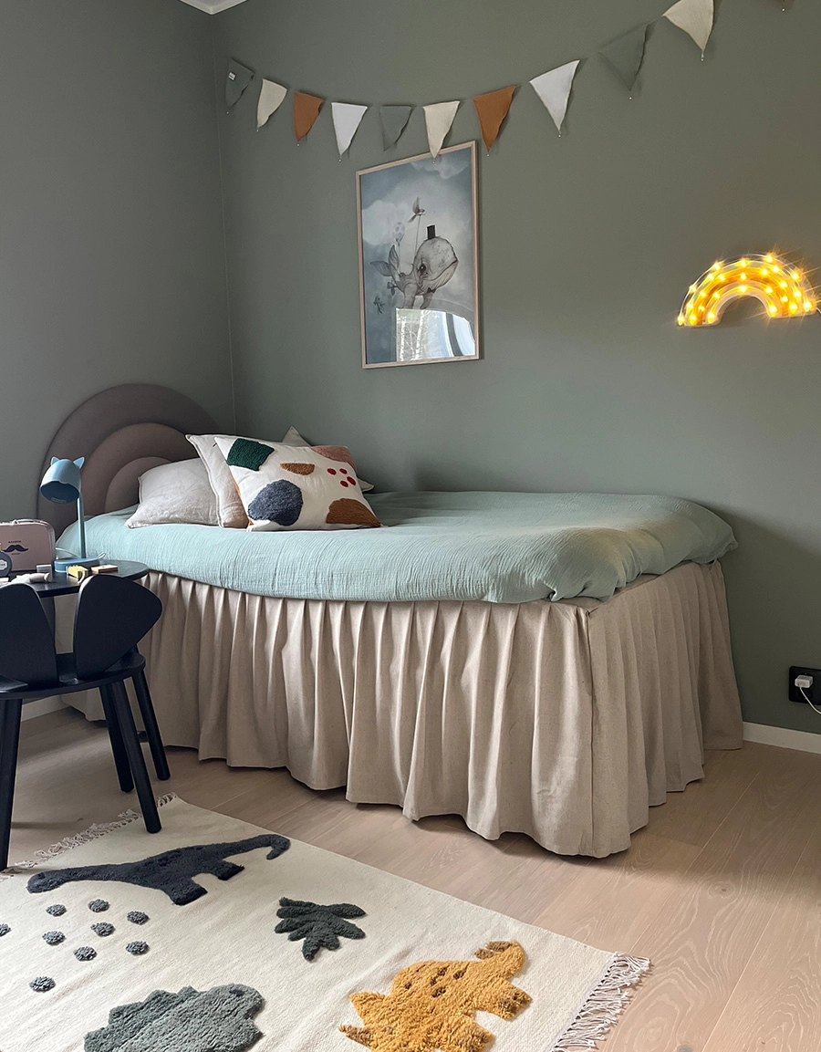 Beige sängkappa i sovrum