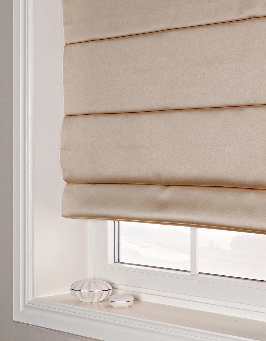 Mörkläggande hissgardin Stilla beige med lina