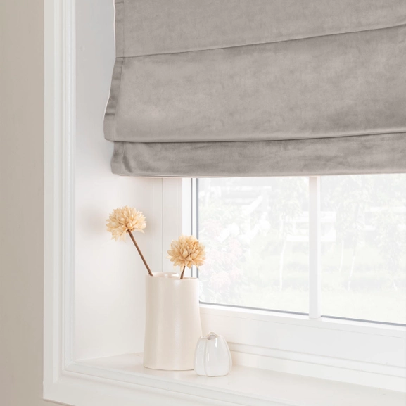 Varmgrå hissgardin i sammet