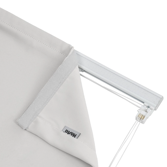 Mörkläggande vit hissgardin