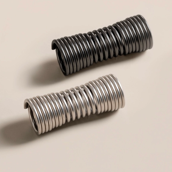 Hörnskarv i silver och svart till gardinstänger