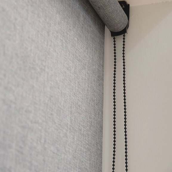 Mörkläggande rullgardin med textilkänsla